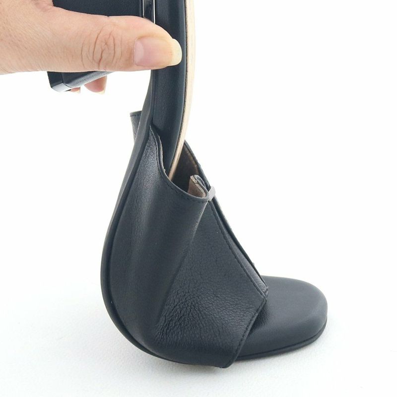 ソールの返りが良いのもこのサンダルの特徴。歩行がスムーズです
