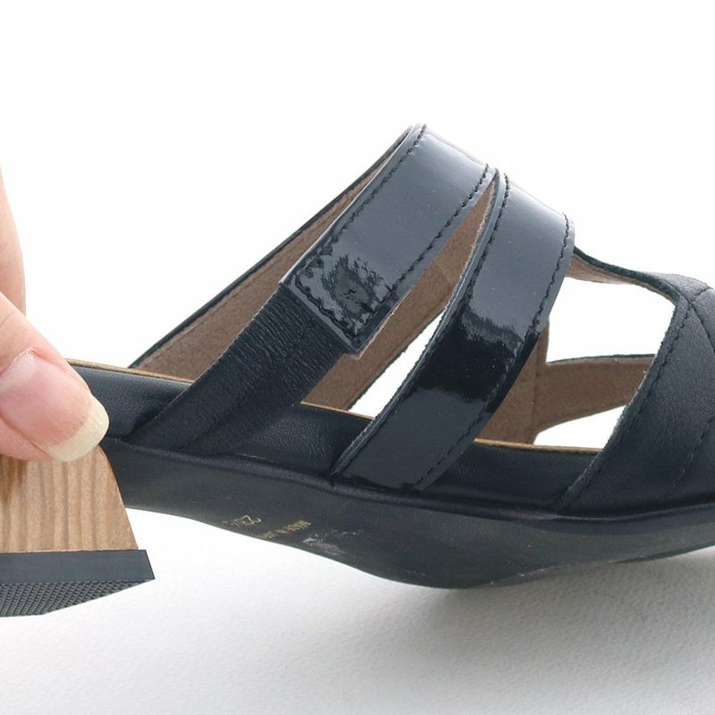 履き口の内側にはゴムをあしらい、着脱しやすい工夫を