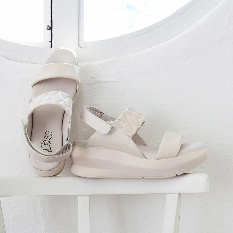オフホワイト　※ソールのカラーは商品写真をご参照ください