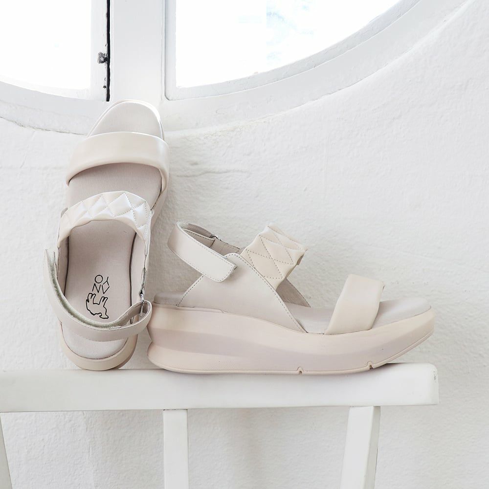 オフホワイト　※ソールのカラーは商品写真をご参照ください