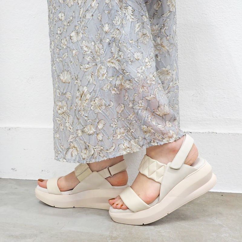 オフホワイト　※ソールのカラーは商品写真をご参照ください