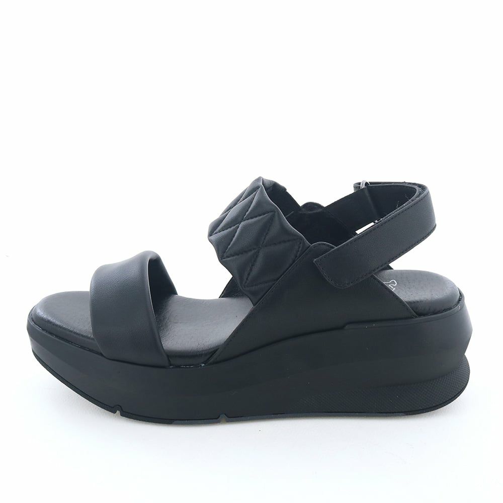 ANYOで人気のソールを使用したパデットサンダル