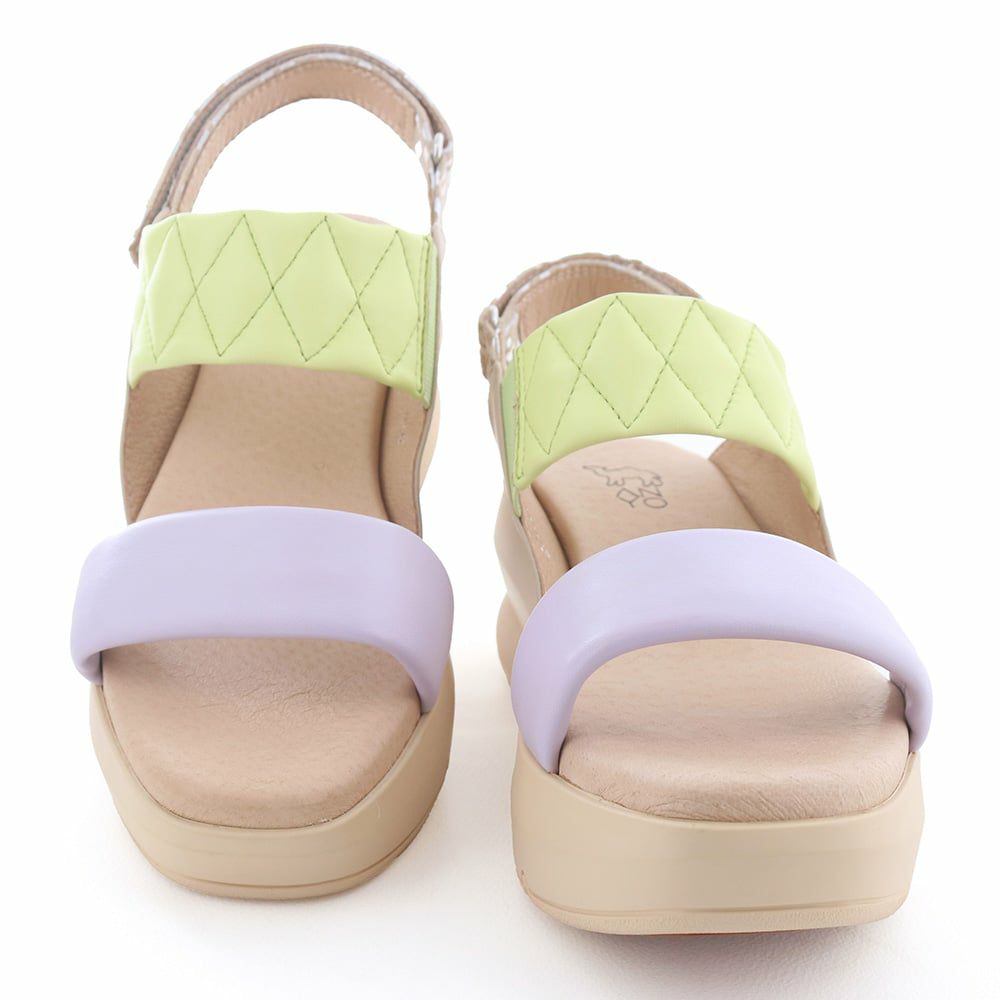 暑い夏でも快適に過ごせるよう、履き心地よく仕立てた一足です