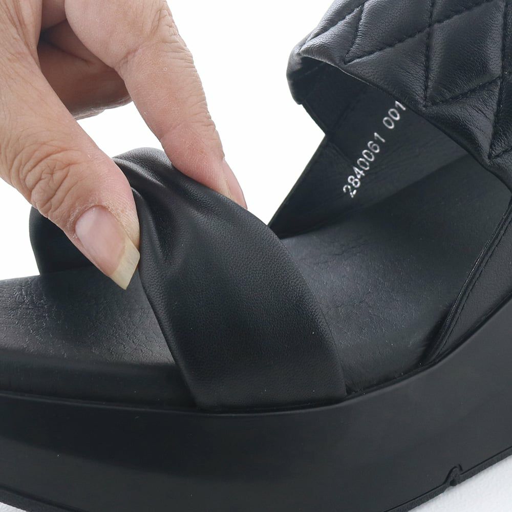 ふわふわの感触で足あたりソフト。足への食い込みもありません