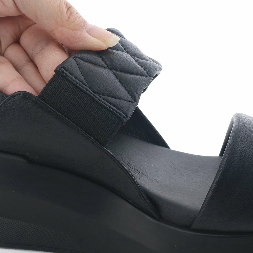 甲部分は内側にゴムをあしらい足が動かしやすくなっています