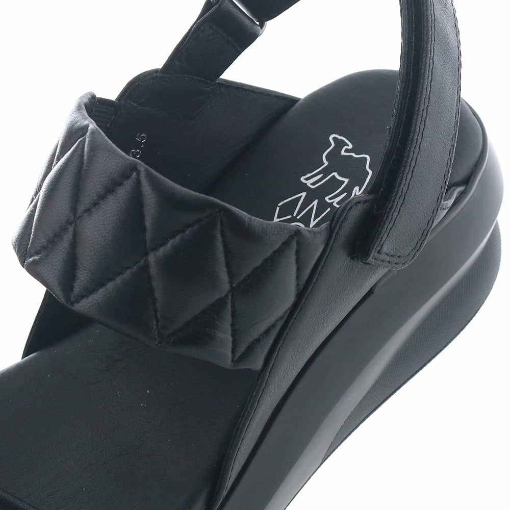 ライニング、インソールは豚革。天然皮革ならではの肌なじみの良さです