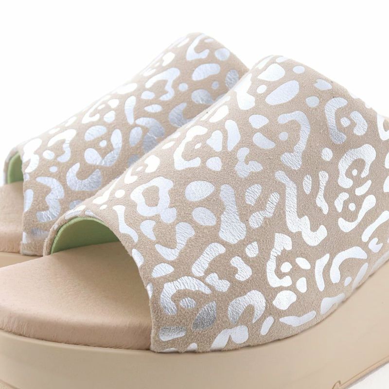 夏の日差しに映えるメタリックカラー。ライムグリーンの裏地にも注目（ベージュコンビ）