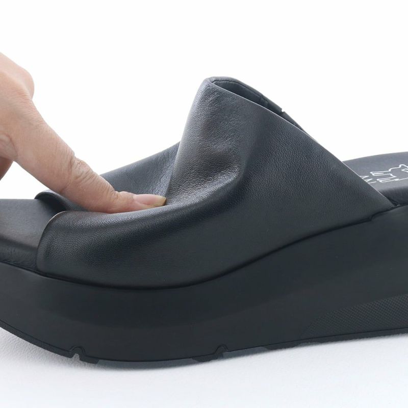 ふんわりとやわらかなパデットアッパーで包み込まれる履き心地です