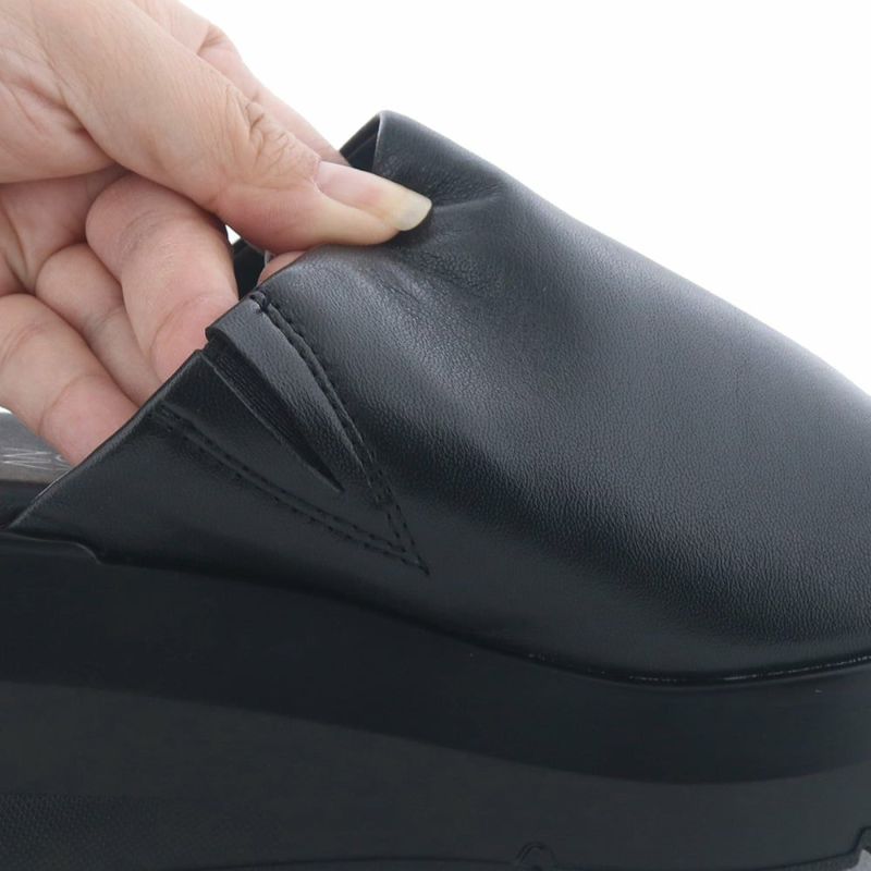 履き口の内側にはゴムをあしらい、より履きやすく