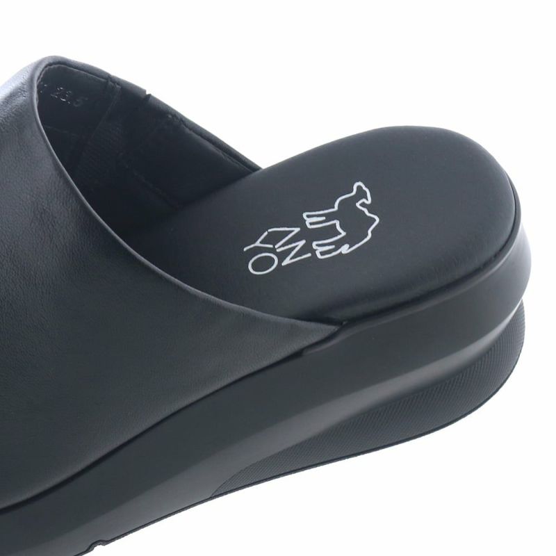 インソールには豚革を使用。肌なじみがよく吸い付くような履き心地