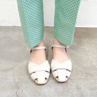 オフホワイト