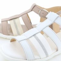 ゴムバンドにあしらったメタリックラインがさり気ないアクセントに
