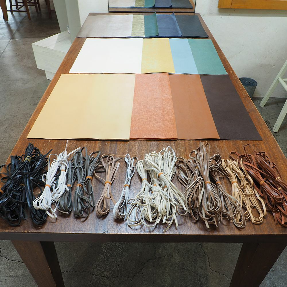 まずは革と紐選びから。革の種類は当日のお楽しみ