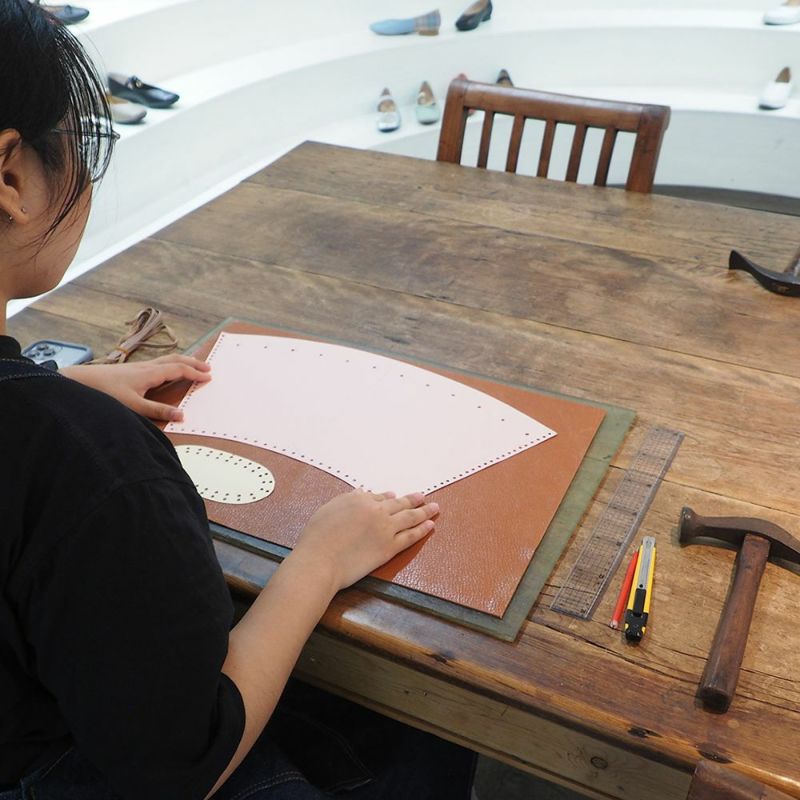 ようやく作業スタート！型紙を革に当てて･･･