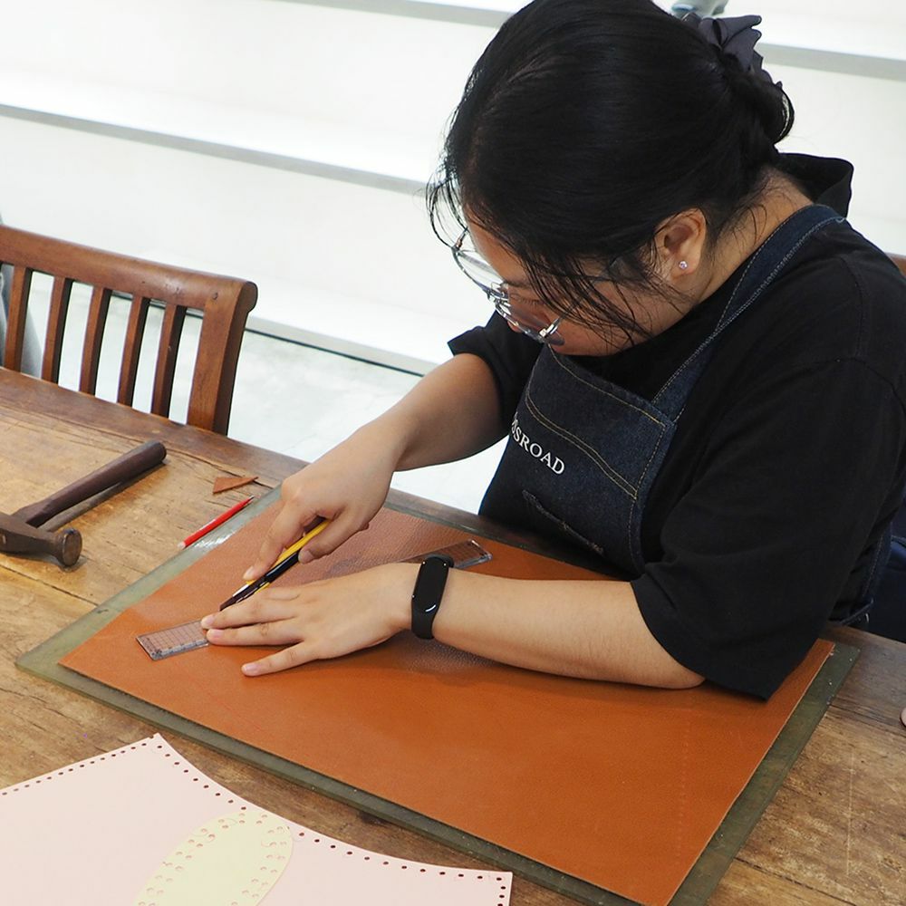 ペンをカッターに持ち替えて裁断です。カーブする部分は慎重に！