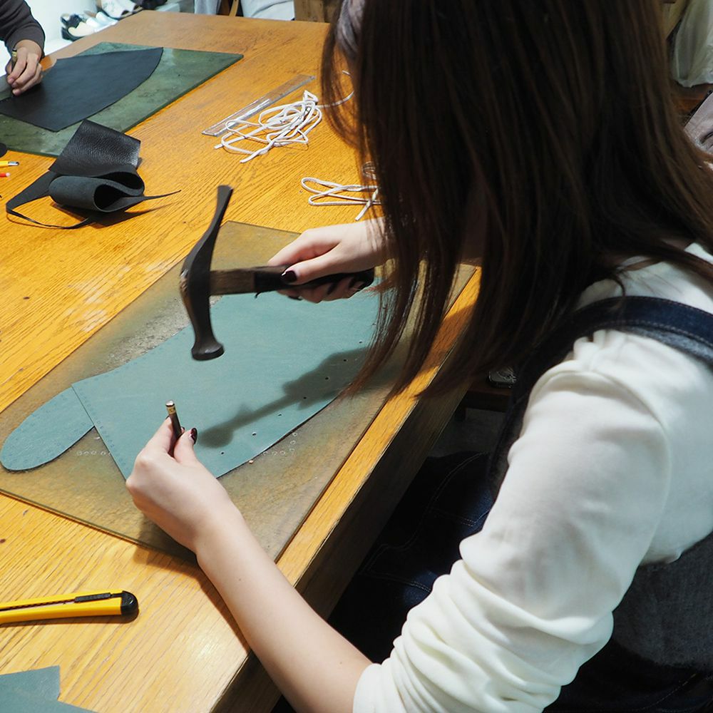 お次は穴あけ。後で紐を通す穴を一つずつ開けていきます