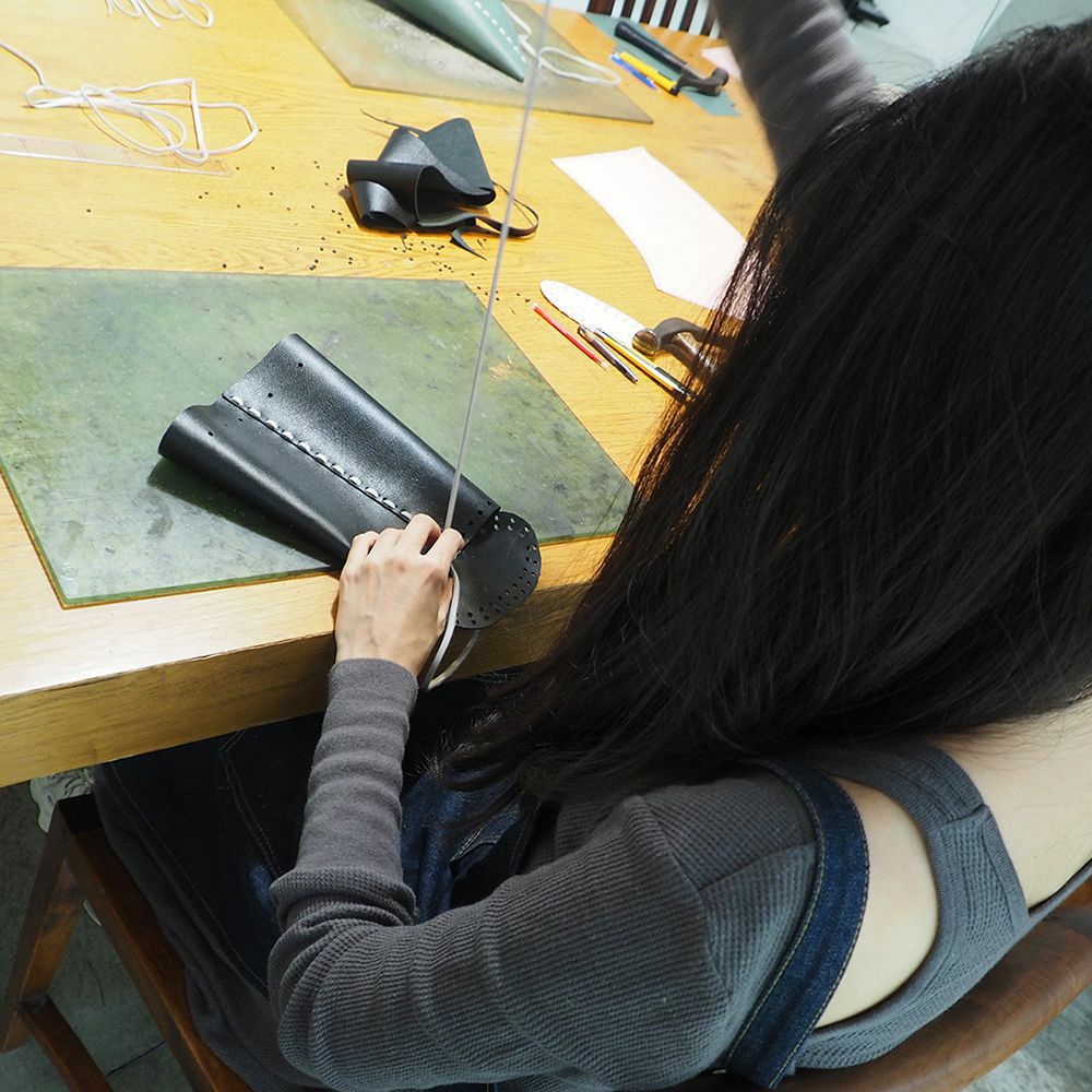 続いて裁断です。巾着ワークショップでは針を使わず縫製します