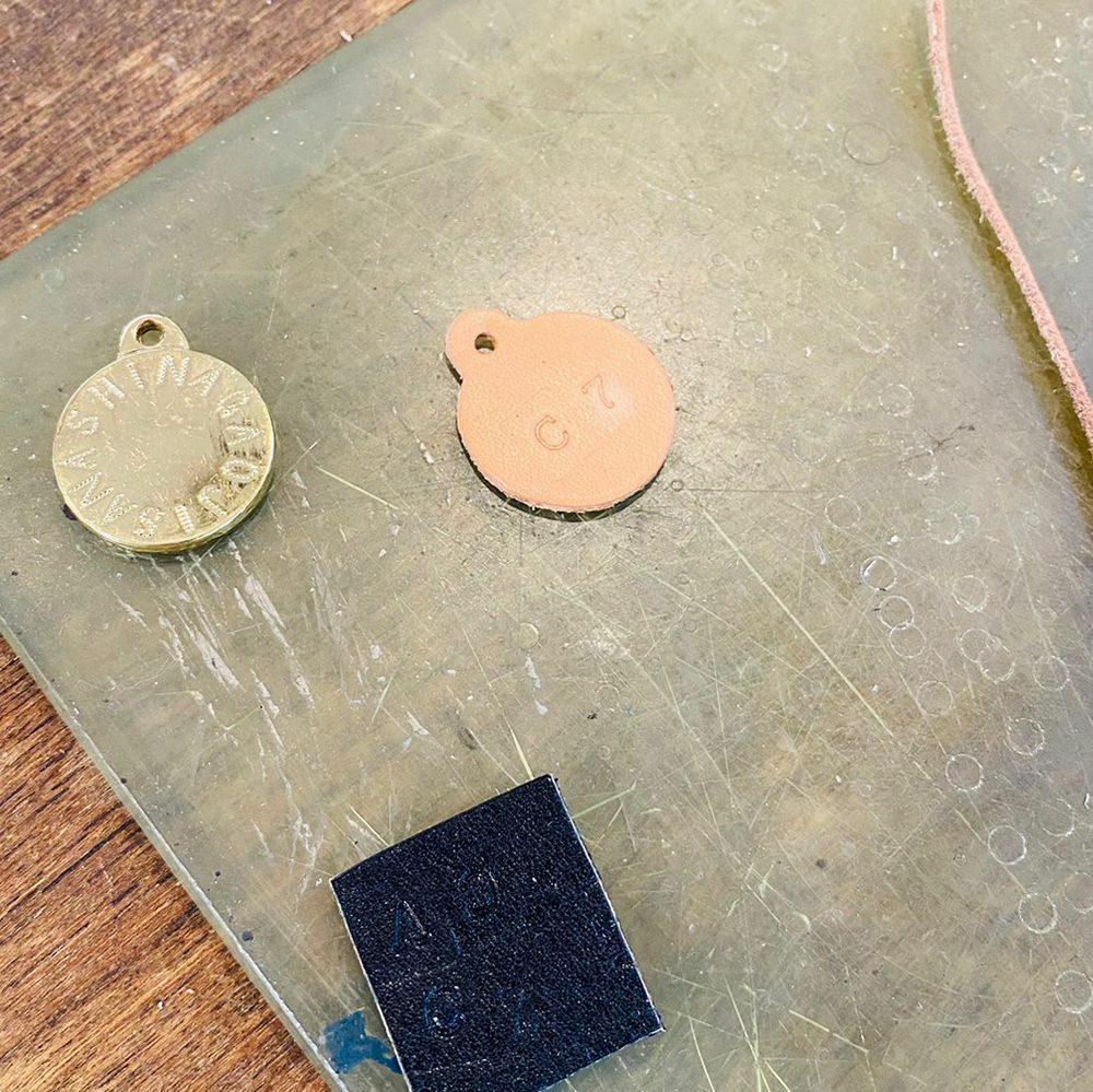 仕上げはタグへの刻印。お好きな数字やアルファベットを刻印できます