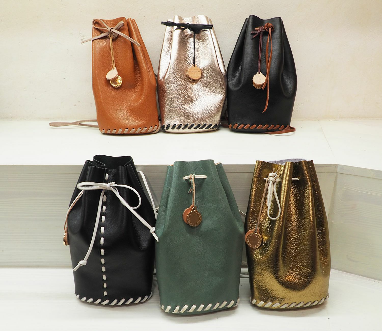 選び革や紐の色で異なる雰囲気。世界に一つだけのオリジナルです