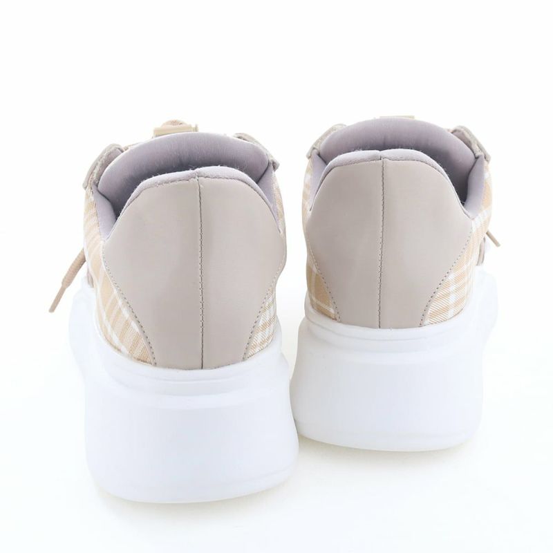 コーデの邪魔をしないほどよいソールの厚みもポイント