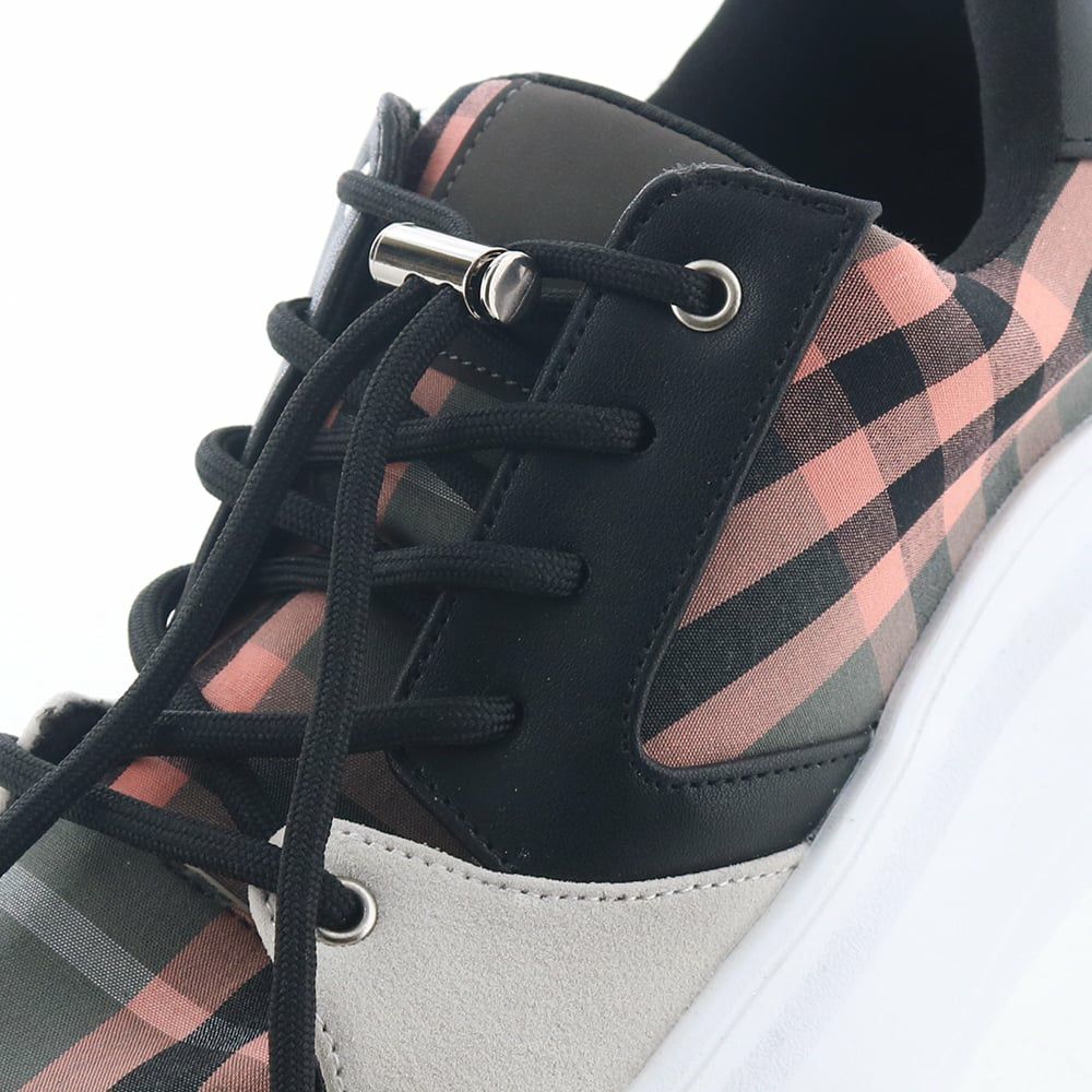 靴紐を結ばずに留められるストッパー付き