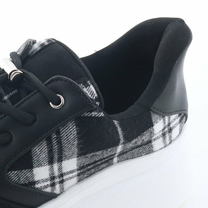 手を使わず履けるハンズフリー仕様で忙しい朝もサッとお出かけ◎