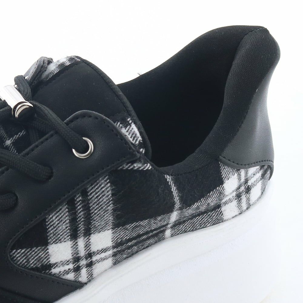 手を使わず履けるハンズフリー仕様で忙しい朝もサッとお出かけ◎