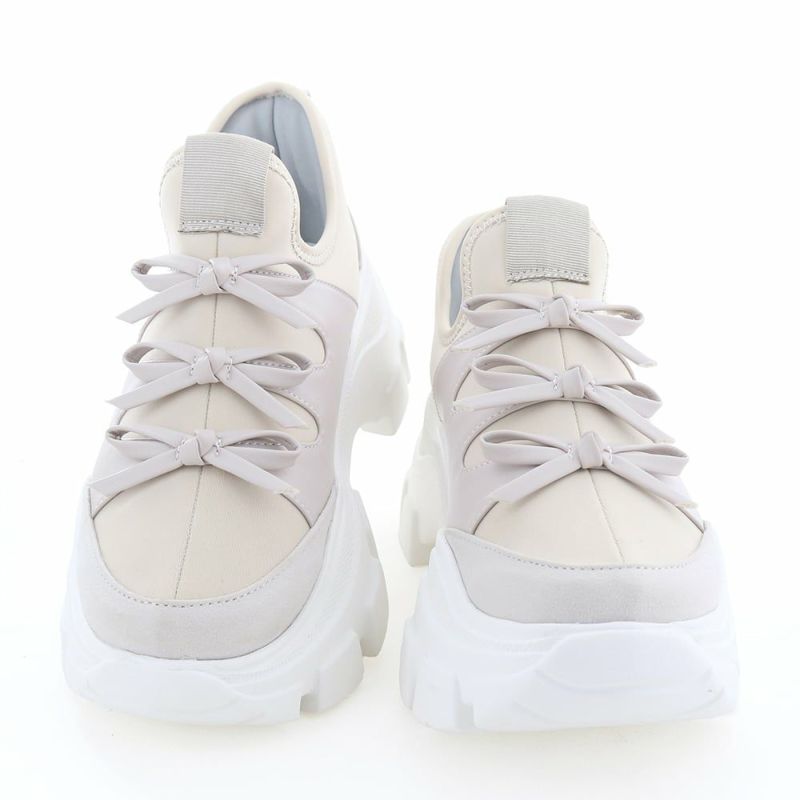 バレエコアのムードをまとった3連リボンが目を引きます