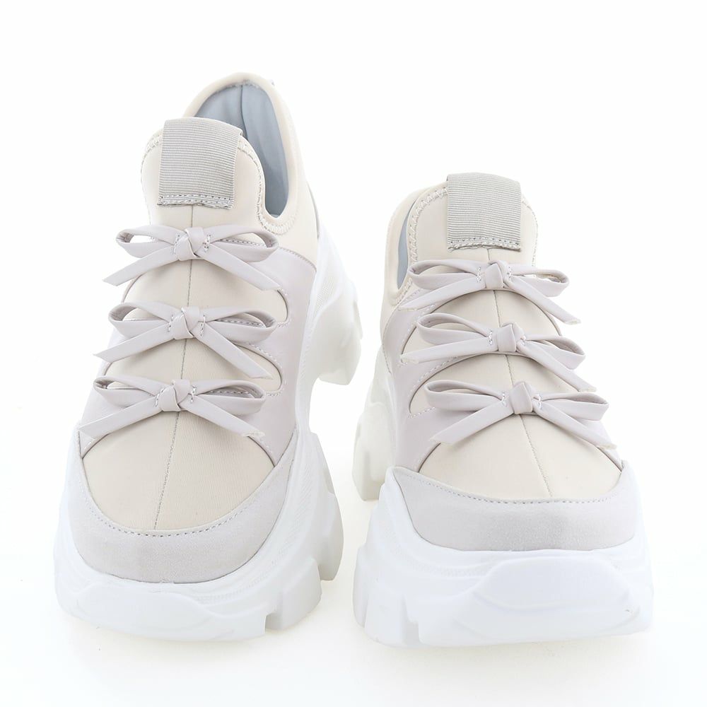 バレエコアのムードをまとった3連リボンが目を引きます