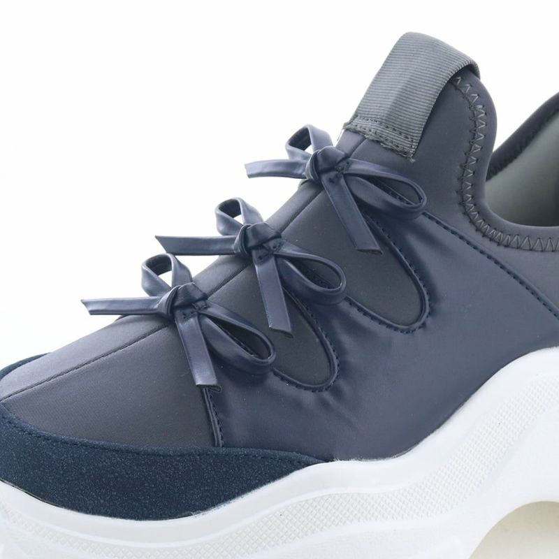 ３つ並んだ小さなリボンがデザインのポイント