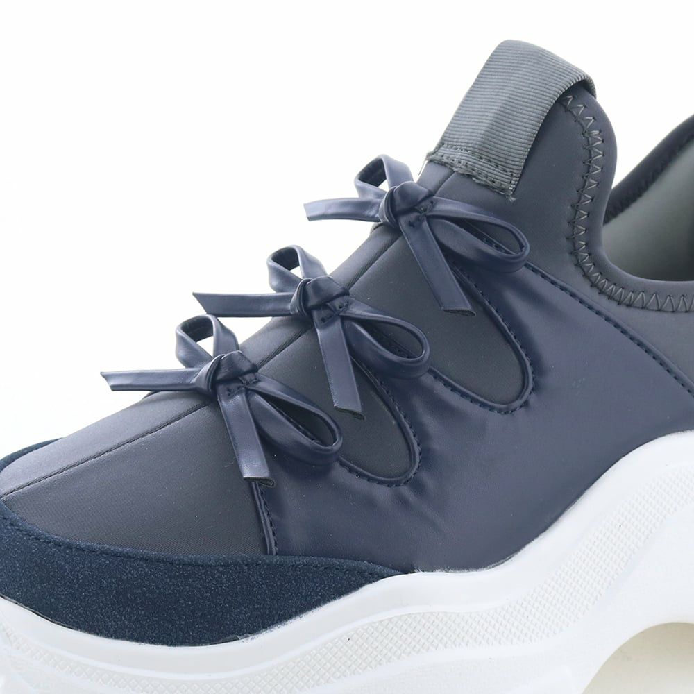 ３つ並んだ小さなリボンがデザインのポイント