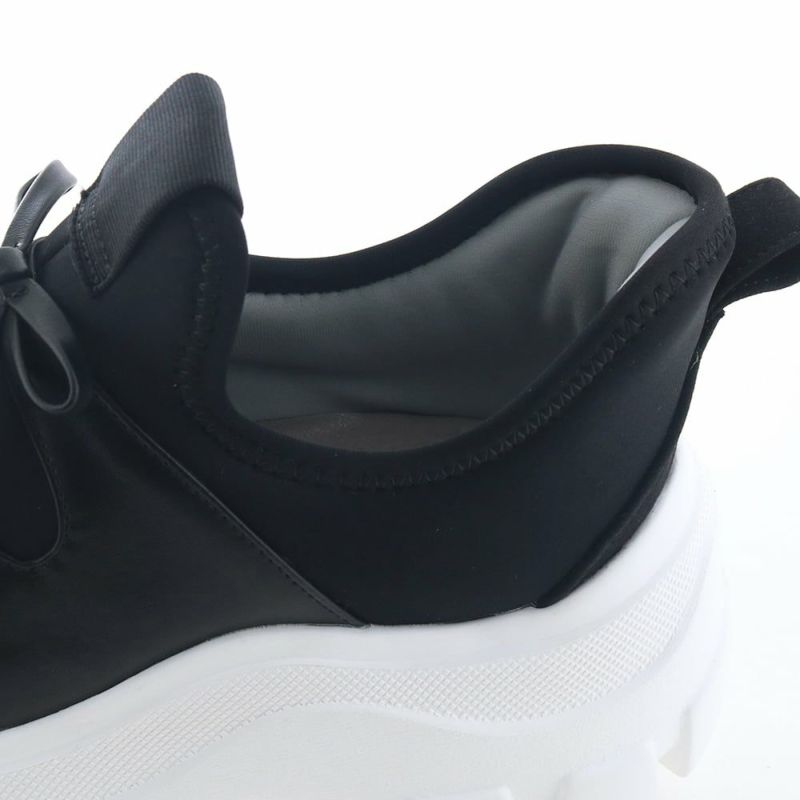 手を使わず履けるハンズフリー仕様でらくちん