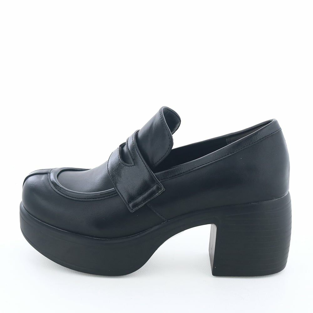 クラシックなローファーを厚底ソールで今っぽくアップデート