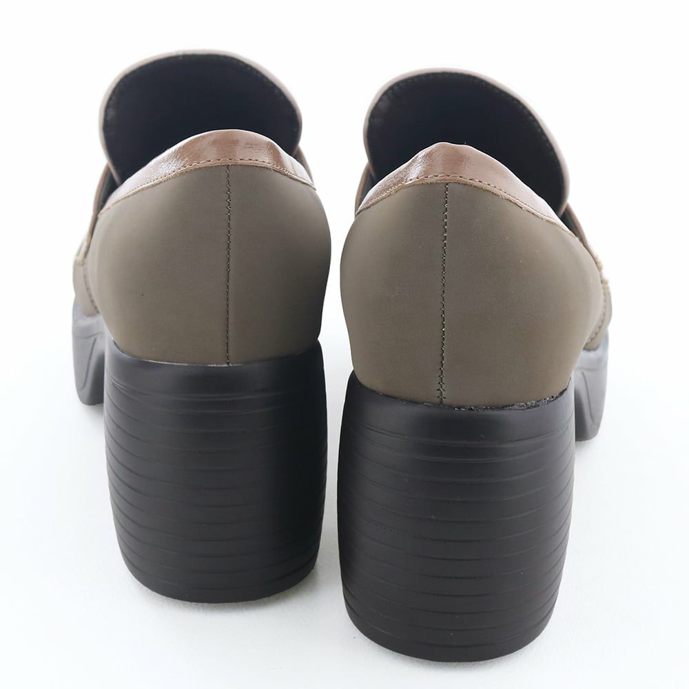 歩きやすい厚底モールドで楽してスタイルアップが叶います