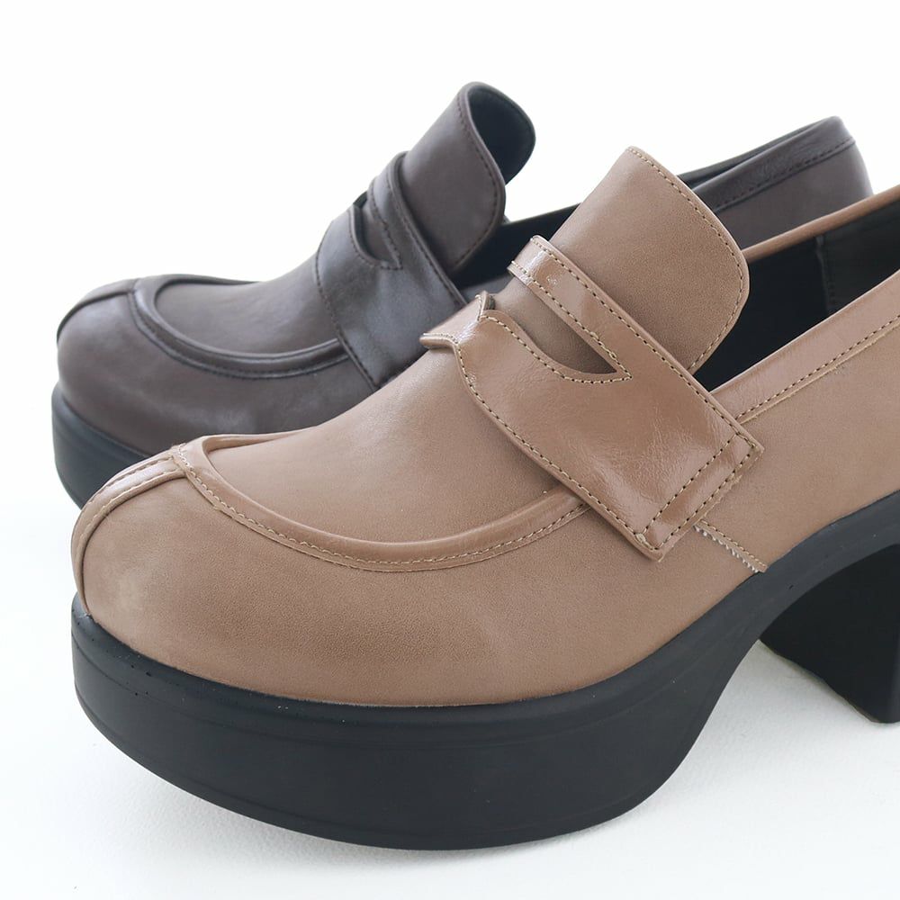 アッパーはマットな質感。履き口やサドルの光沢がほどよいアクセントに