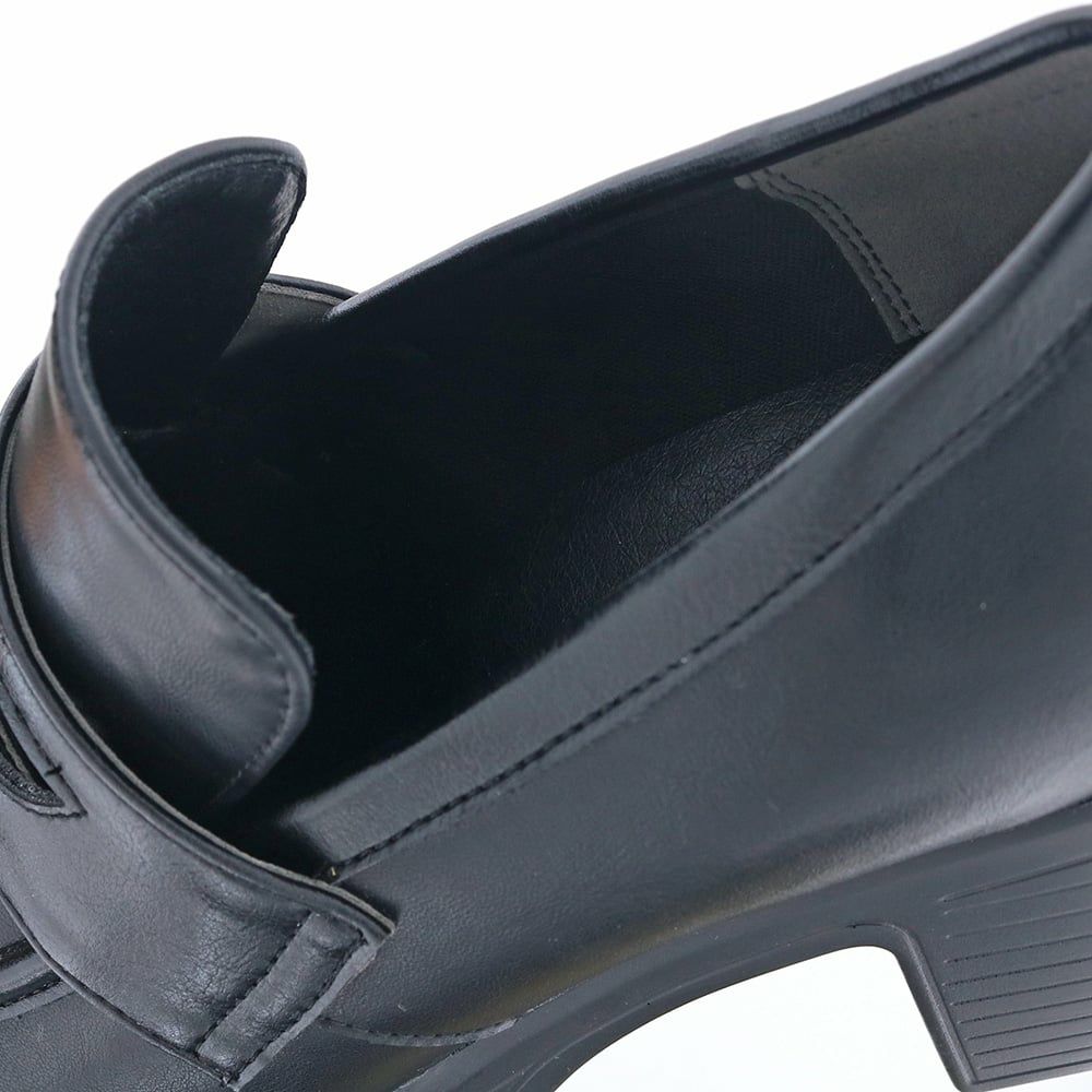 ライニングはスポンジ入り生地で足あたりがソフト