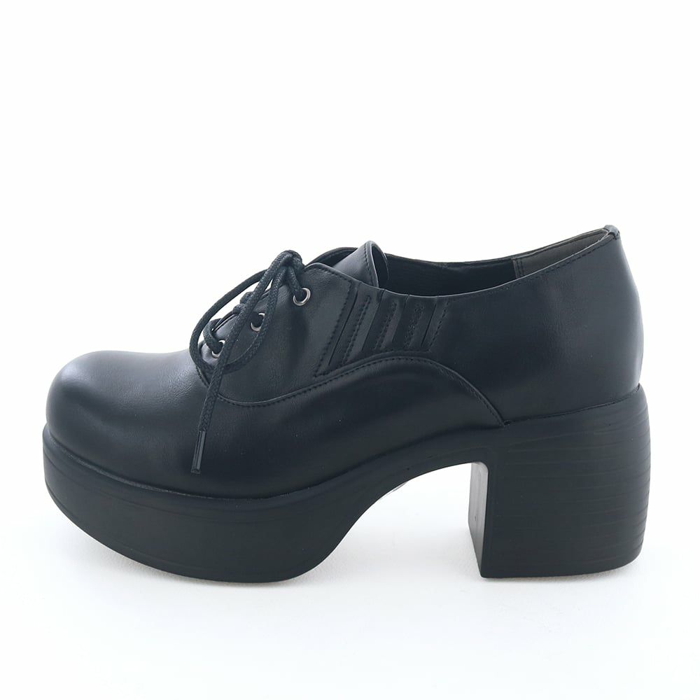 ころんとしたフォルムがどこかレトロなレースアップシューズ