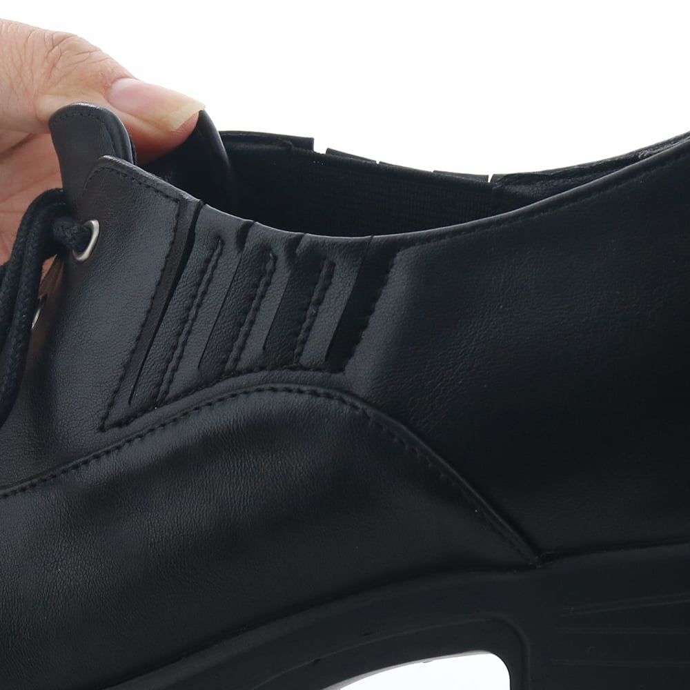 履き口の両サイドにゴムをあしらい、紐をほどかなくても足入れが可能に