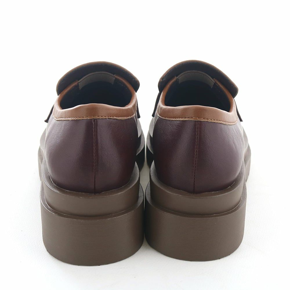 ボリュームある2段ソールで存在感たっぷり