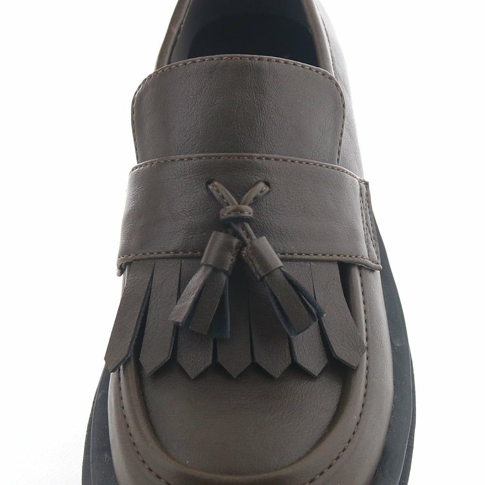 足元で揺れるタッセル飾り。キルトは固定式です