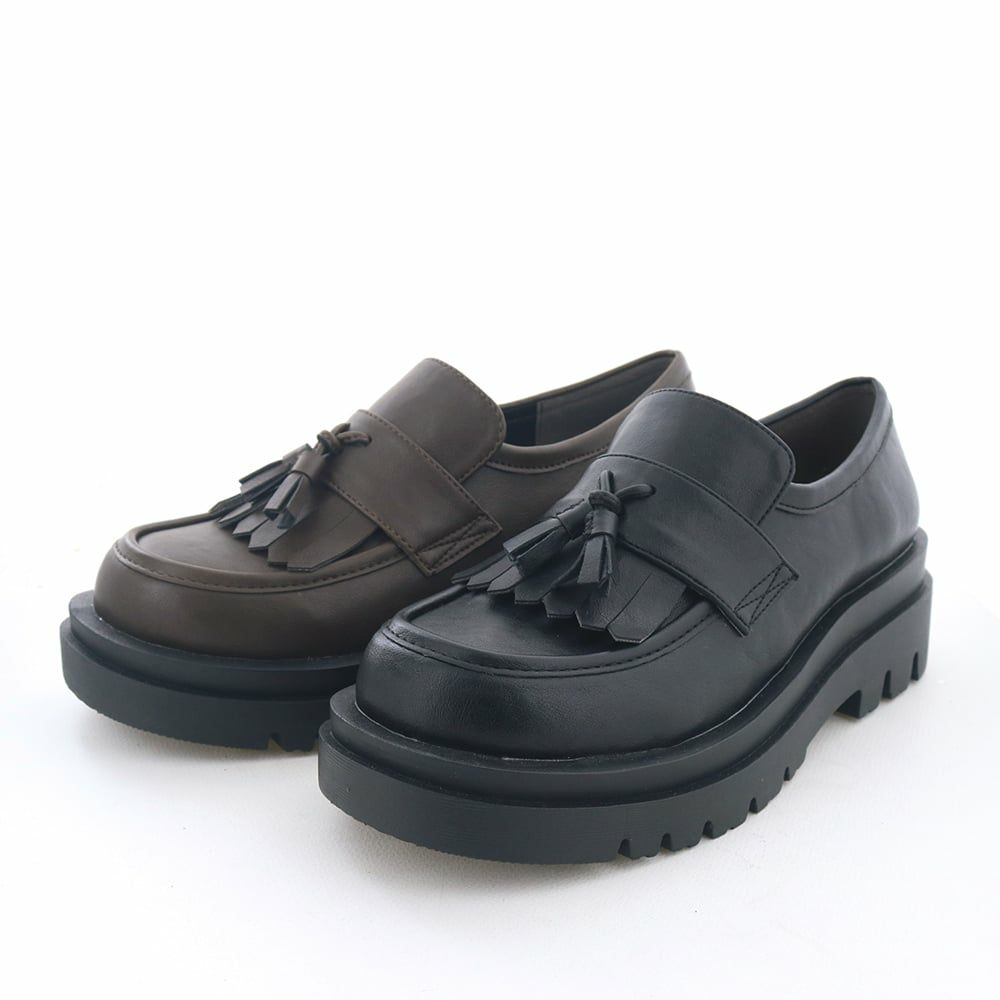 ワンカラーでまとめたブラックやダークブラウンはオンオフ問わず活躍しそう