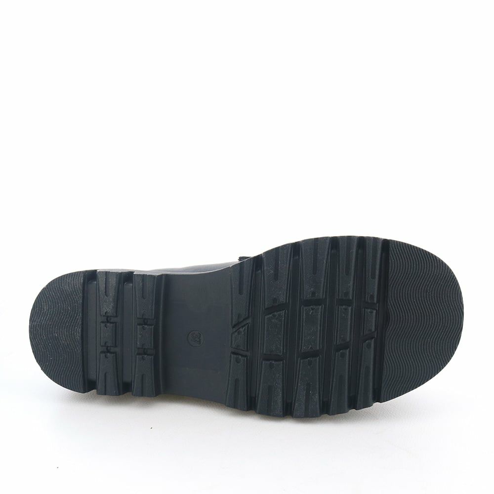 ソール全体に厚みがあり傾斜は2.0㎝ほど