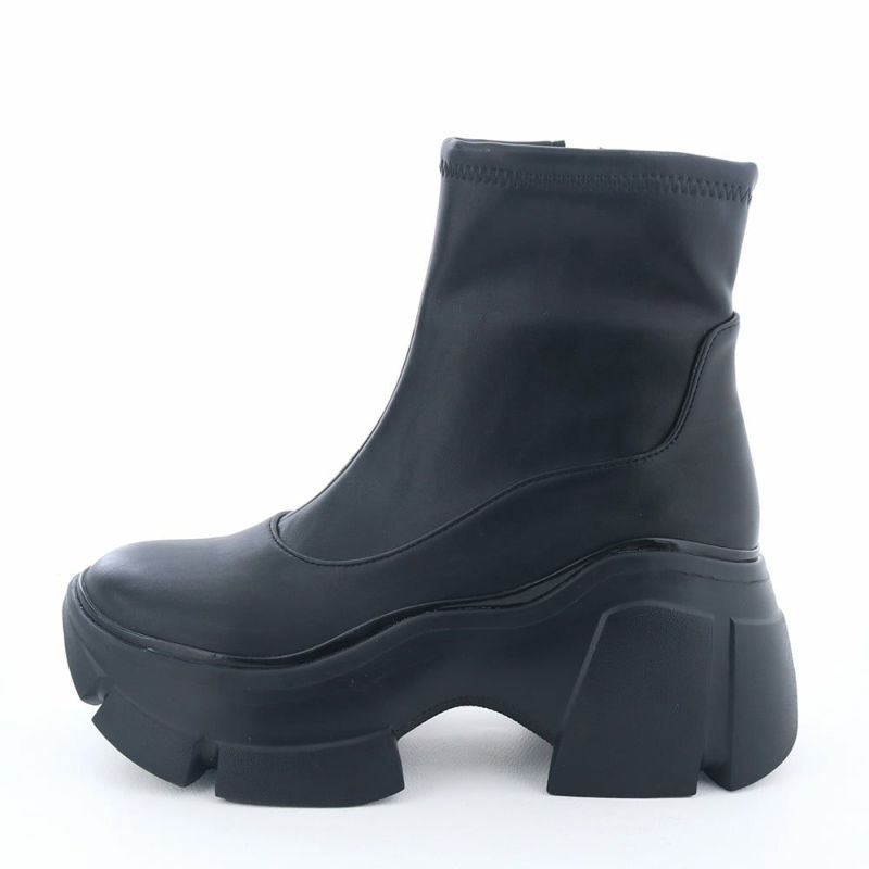 エッジの効いたボリュームソールが目を引くブーツ