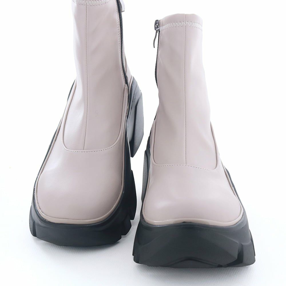 アッパーはシンプルデザインで幅広くコーデできます