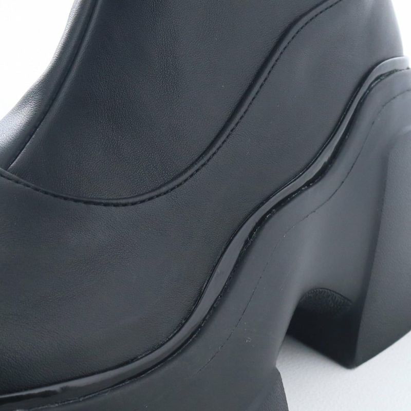 マットな質感に光沢感のあるパイピングがアクセント