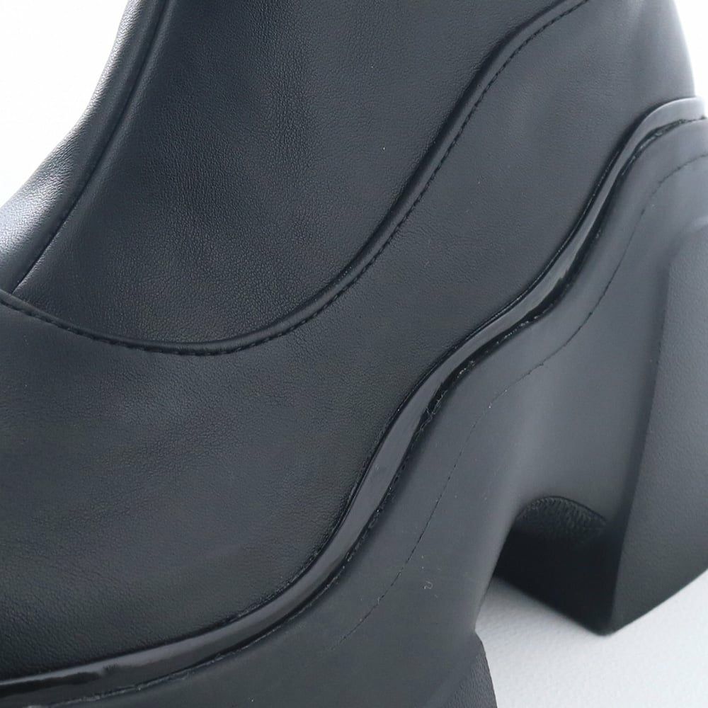 マットな質感に光沢感のあるパイピングがアクセント