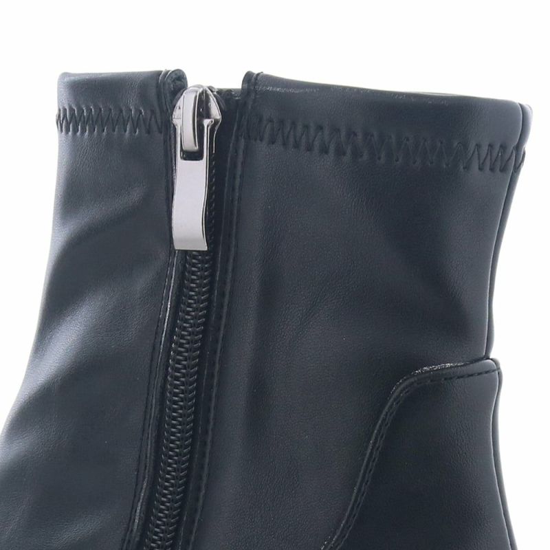 存在感あるメタルジッパー。持ち手が大きく開閉しやすい