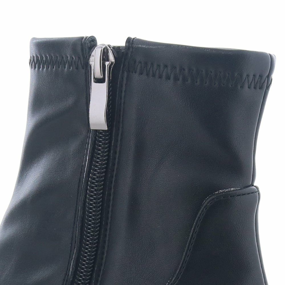 存在感あるメタルジッパー。持ち手が大きく開閉しやすい