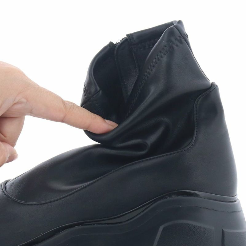 やわらかなストレッチ筒で足を動かしやすい