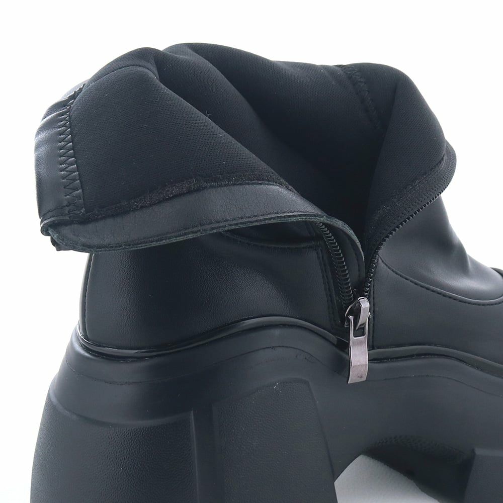 裏地はふっくらしたスポンジ生地で足あたりソフト